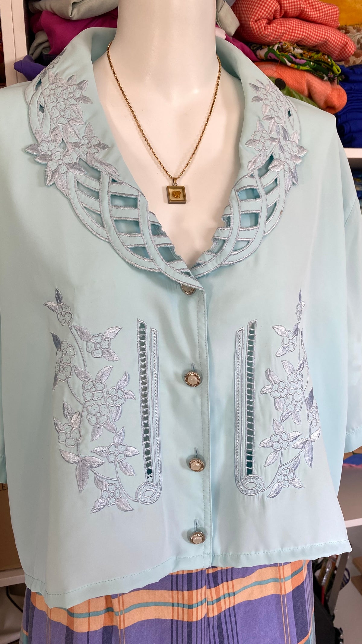 Cropped • T. 42 à 50 • Chemise bleu ciel brodée
