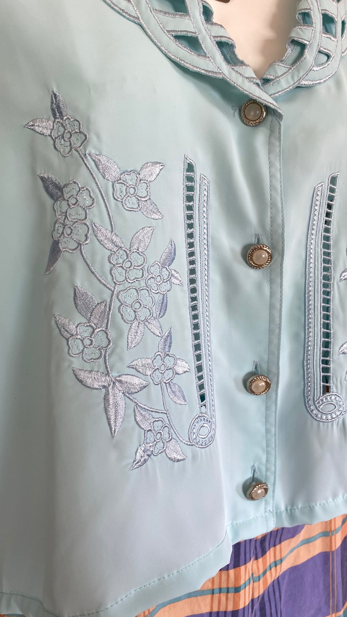 Cropped • T. 42 à 50 • Chemise bleu ciel brodée