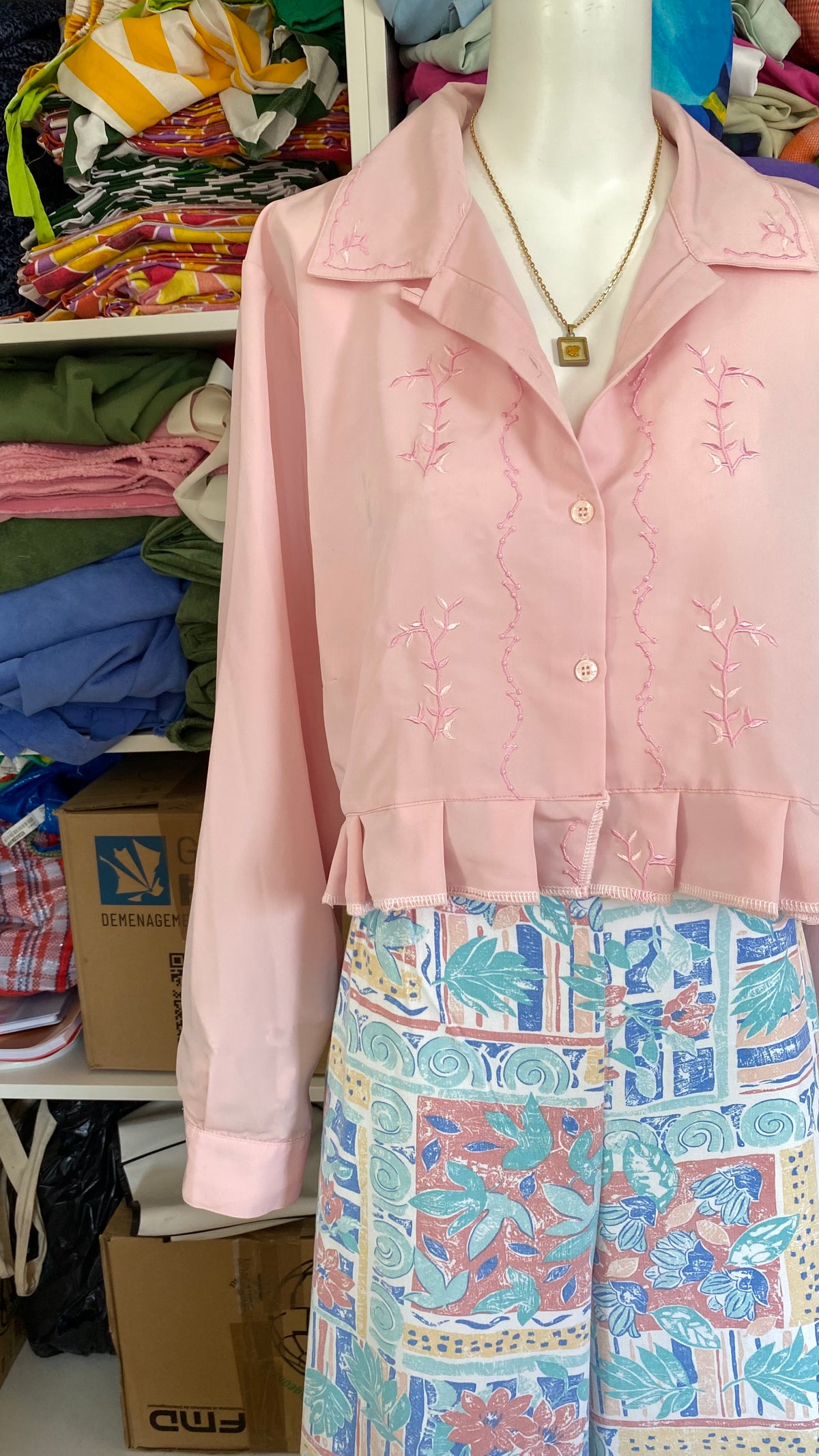Froufrou • T.38 à 42 • Chemise crop top rose pastel brodée