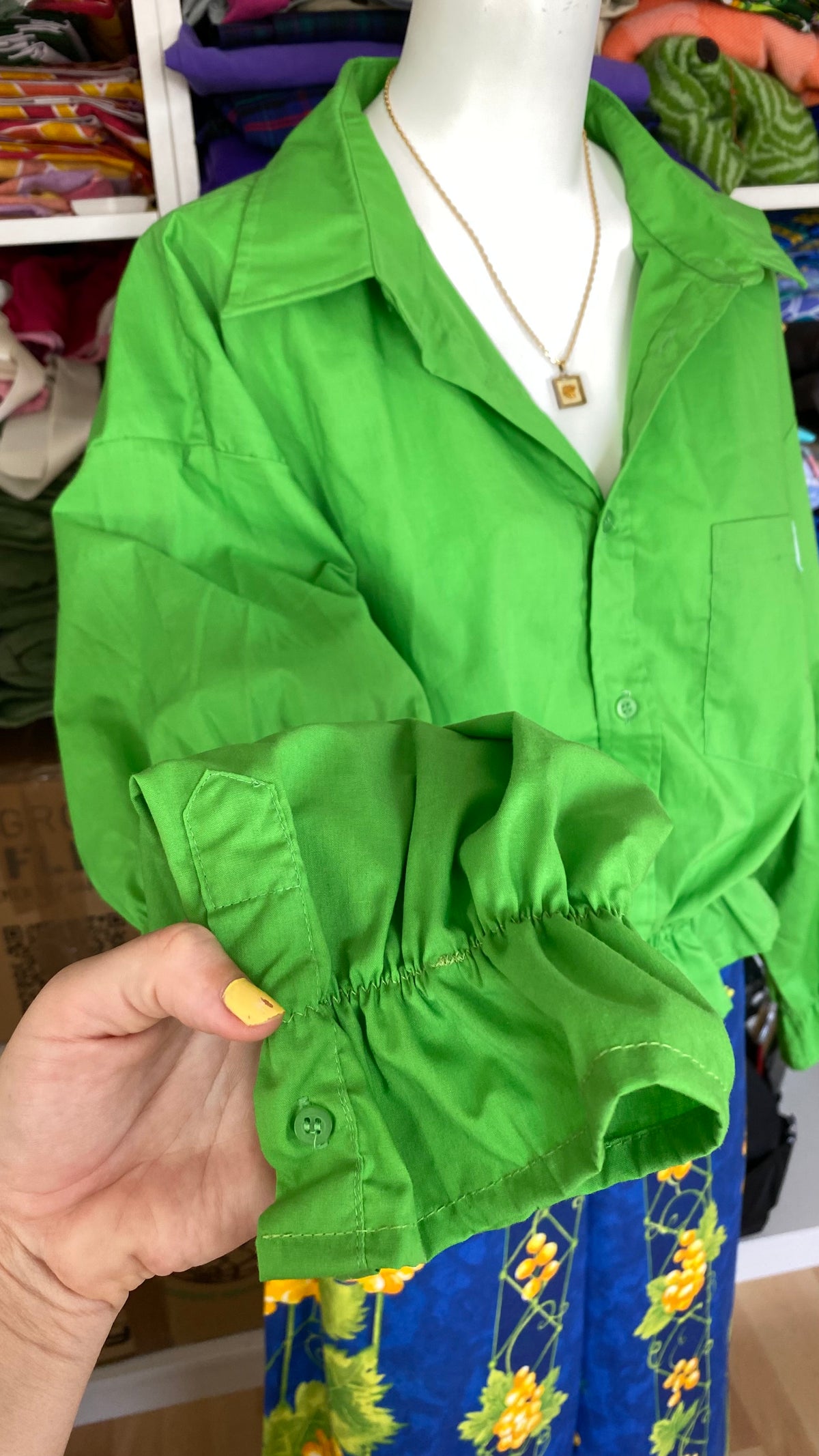 Intemporelle • T. 42 à 46 • Chemise crop vert pomme