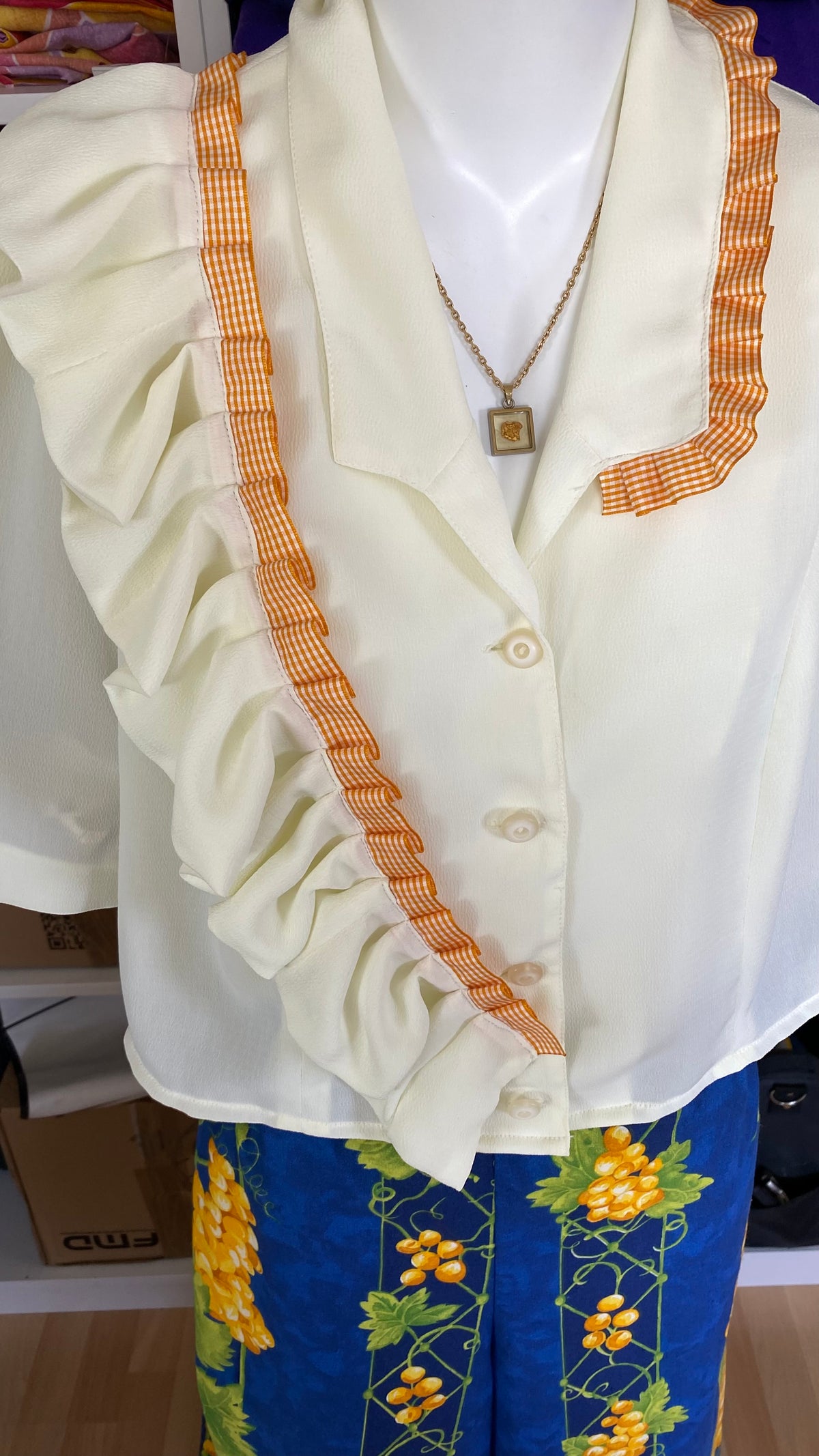 Cropped • T. 32 à 38 • Chemise courte upcyclée à froufrou