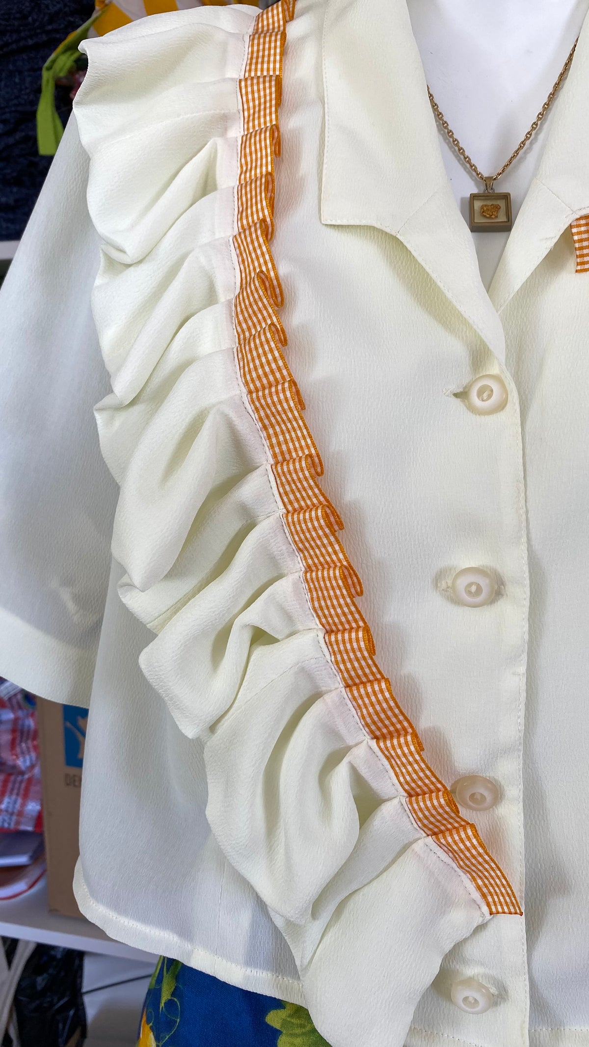 Cropped • T. 32 à 38 • Chemise courte upcyclée à froufrou