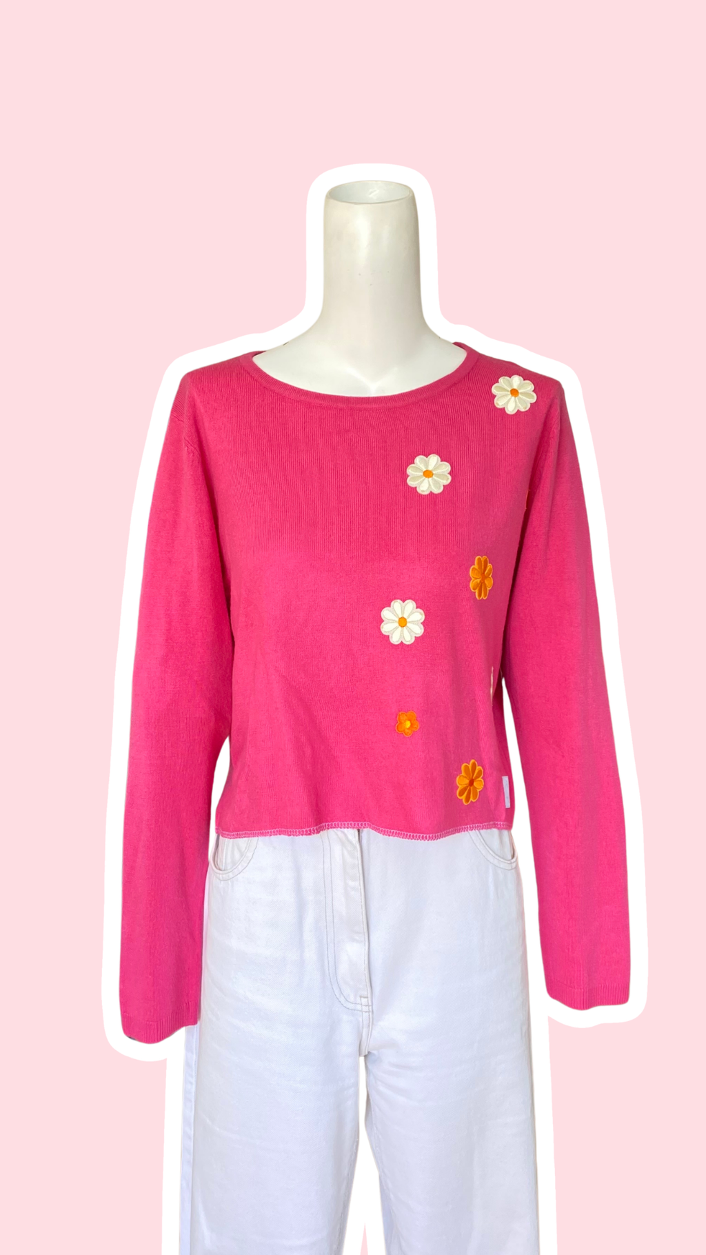 Pull upcyclé • T.34 à 38 • pull court rose fuchsia  à fleurs oranges et blanches
