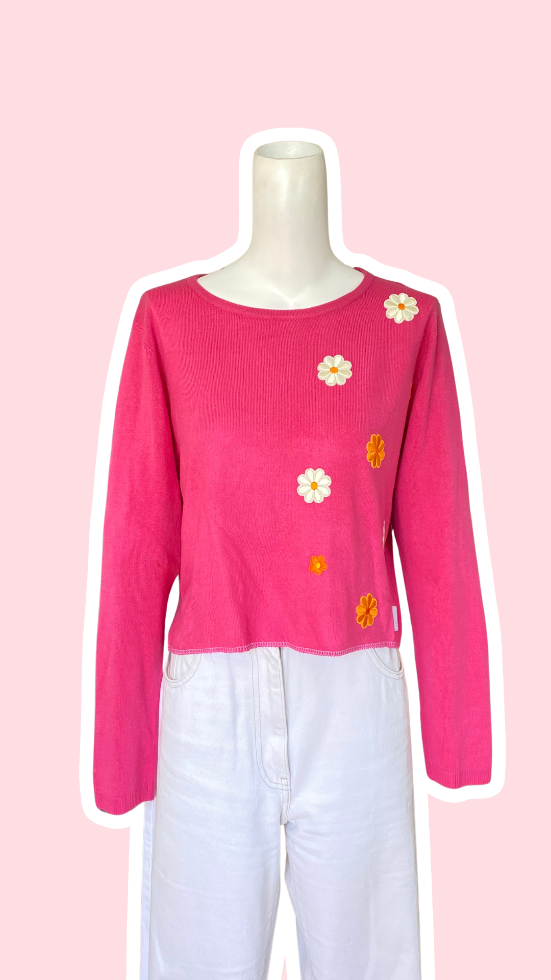 Pull upcyclé • T.34 à 38 • pull court rose fuchsia  à fleurs oranges et blanches